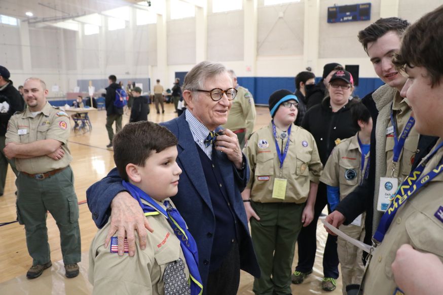 Gordon Gee visiting with boy scouts.