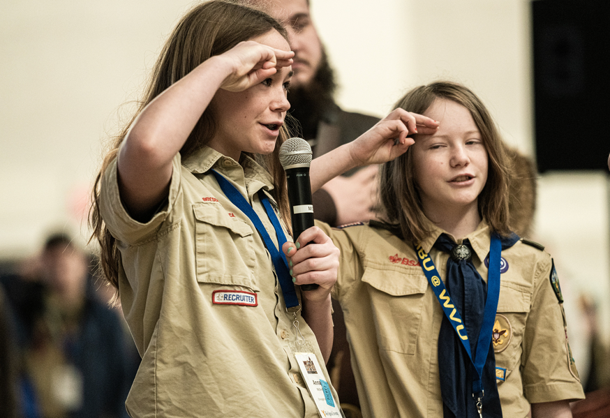 picture of scouts leading Pledge of Allegiance 