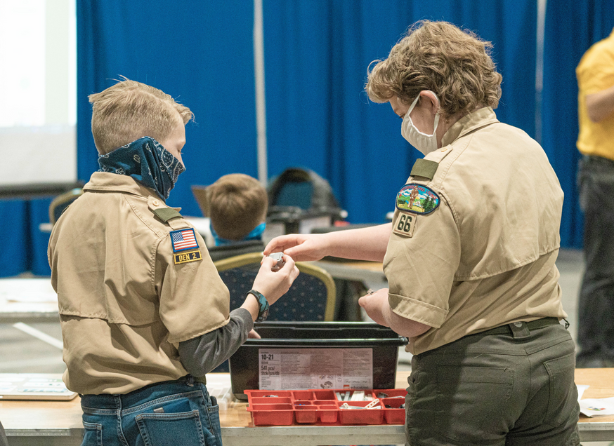 picture of scouts sharing lego pieces during robotic merit badge